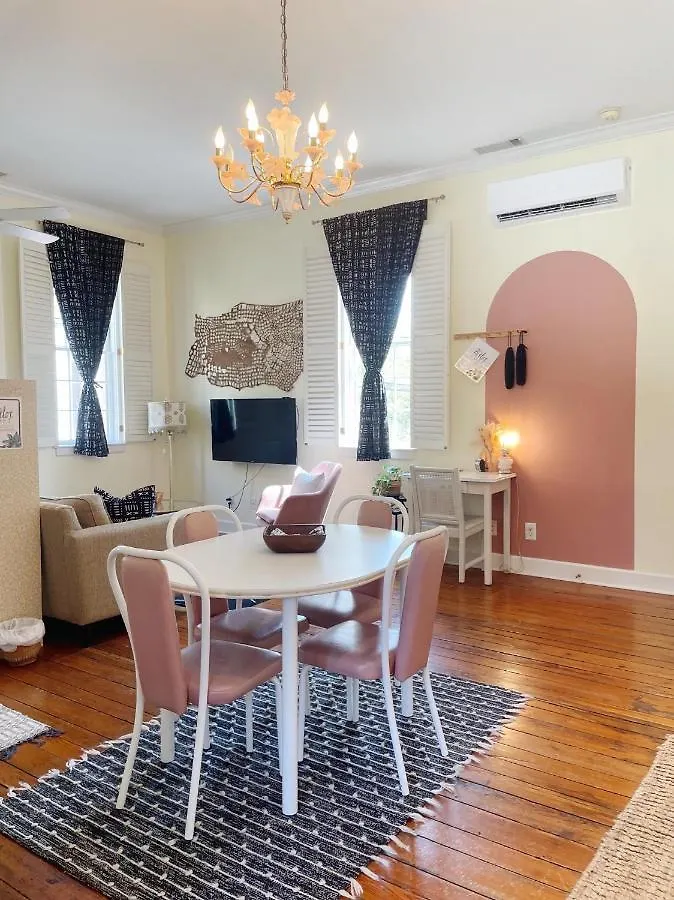 Romantic 1885 Loft Steps From Pulaski Square Savannah
